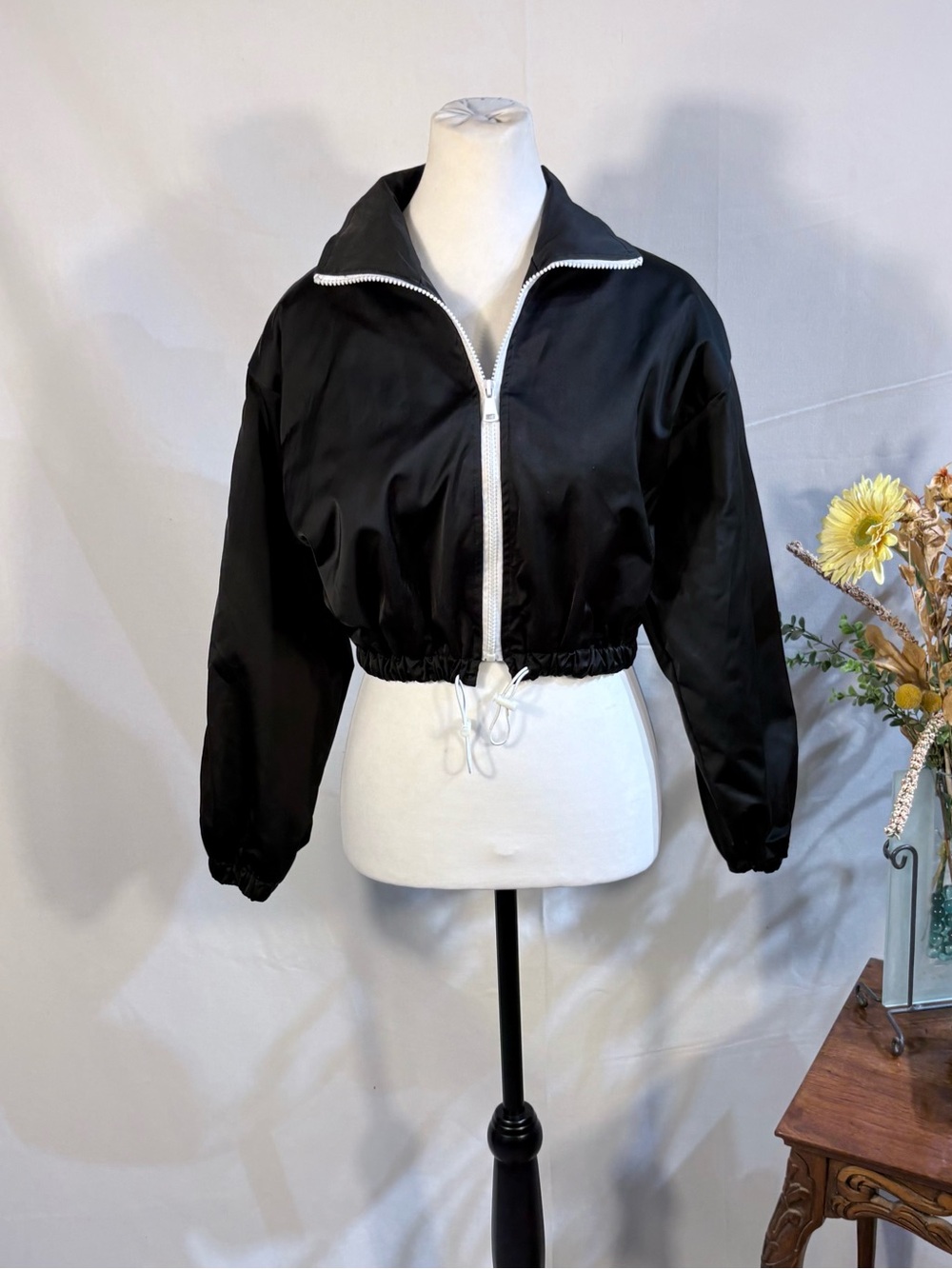 💥Polly Cropped Windbreaker Jacket Black White Zip Toggle Hem Lightweight S/M💚
